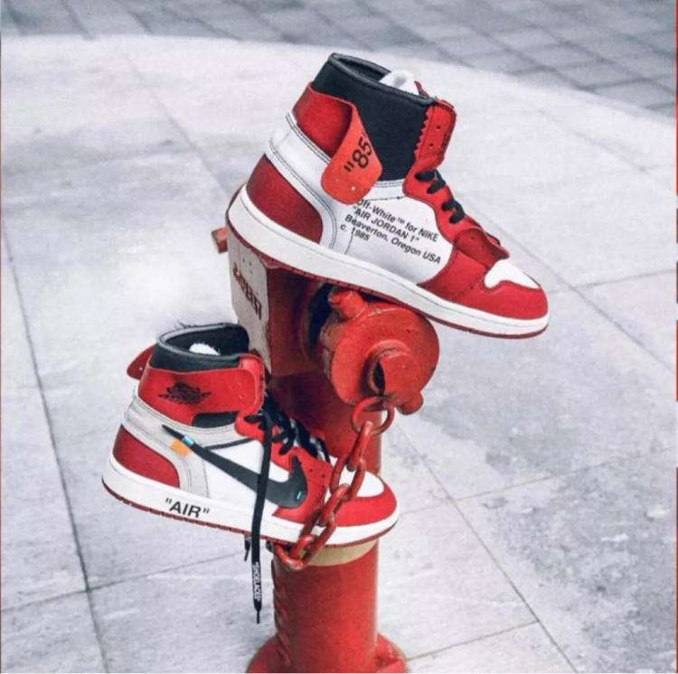 都说明星买鞋容易,看王鹤棣什么水平,万元神鞋打球扫雪毫不心疼