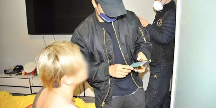 销售假口罩民警怒斥,代购口罩海关