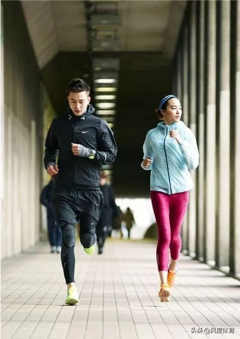 颜值高大长腿还会穿,谁高中没有暗恋过这样一个体育生?