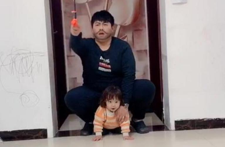 爸爸把女儿当“坐骑”，上演小马拉大车，女儿很配合，宝妈却哭晕