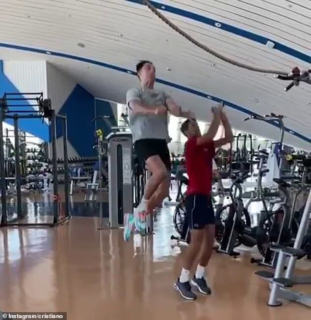 c罗乔治娜撒狗粮接吻,c罗乔治娜甜蜜瞬间