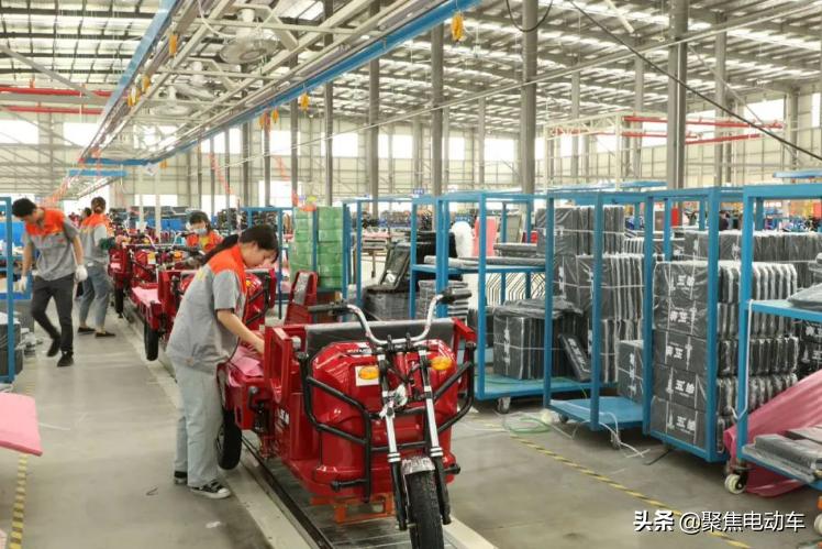 五羊高端全封闭三轮车最新款,问鼎巅峰摩托车行怎么样