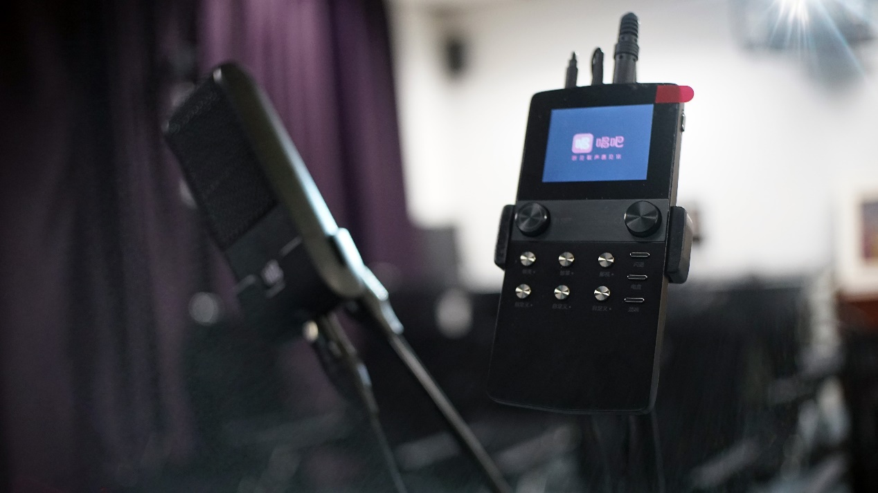 唱歌直播用话筒和耳机就可以吗,唱歌直播用音箱好还是不用好