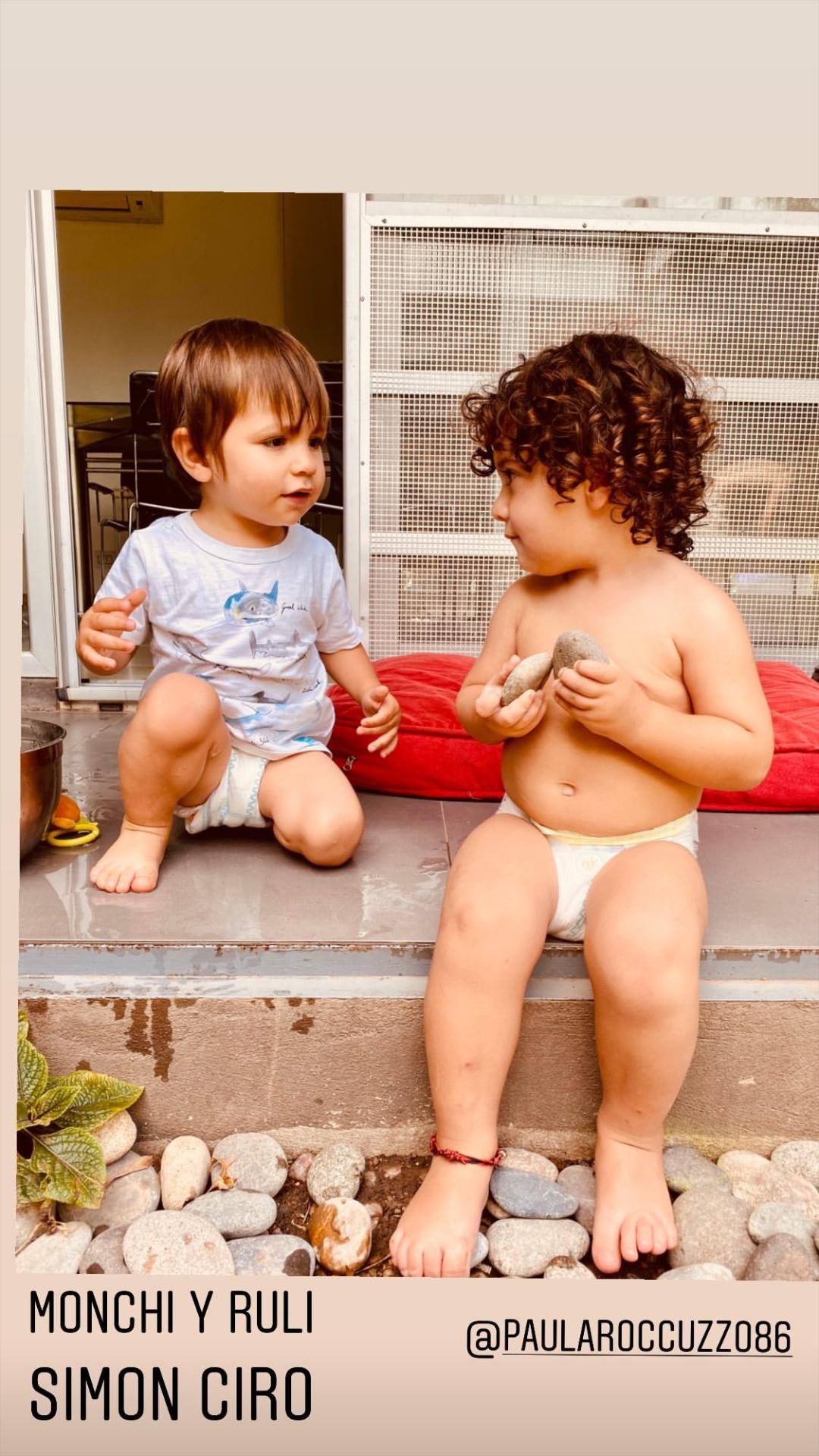 梅西一家阿根廷度假,1岁儿子西罗光着身子玩石头,脚上也绑根红绳