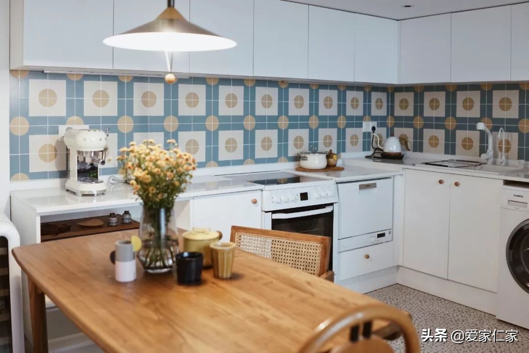 她买下32㎡上海老旧学区房，为女儿打造小桃园，20㎡超舒适大庭院