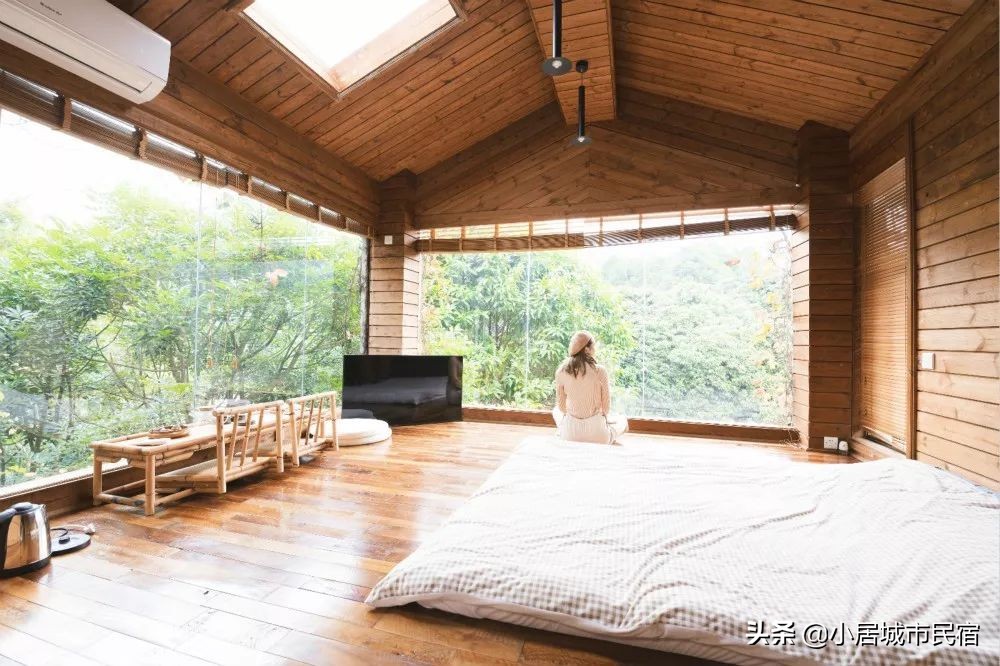 组队去火爆的玻璃屋民宿，星空下围炉火锅烧烤，唱k麻将，放烟花