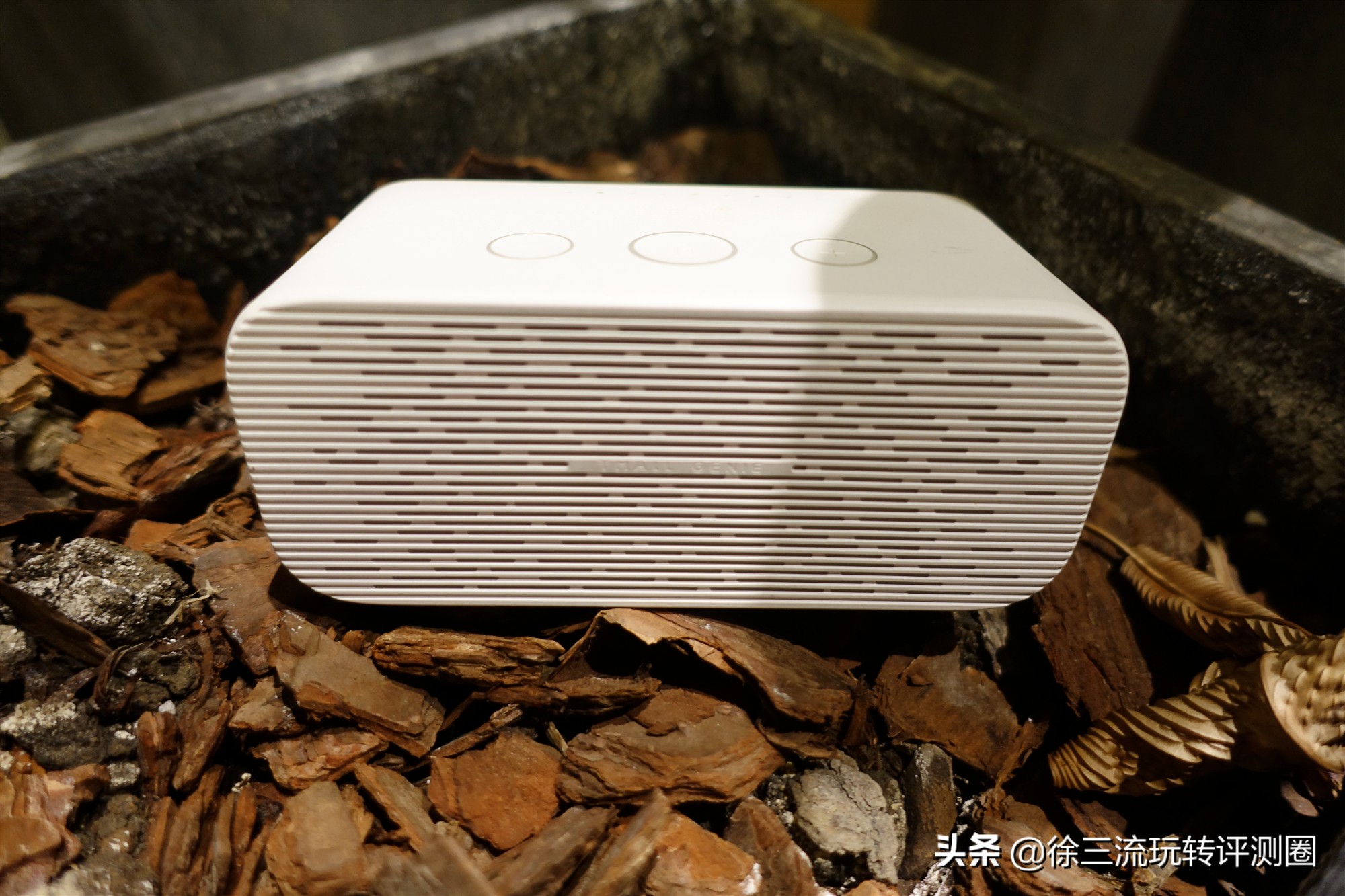 这把指纹锁不得了，内置天猫精灵AI模块，说句话就能开锁