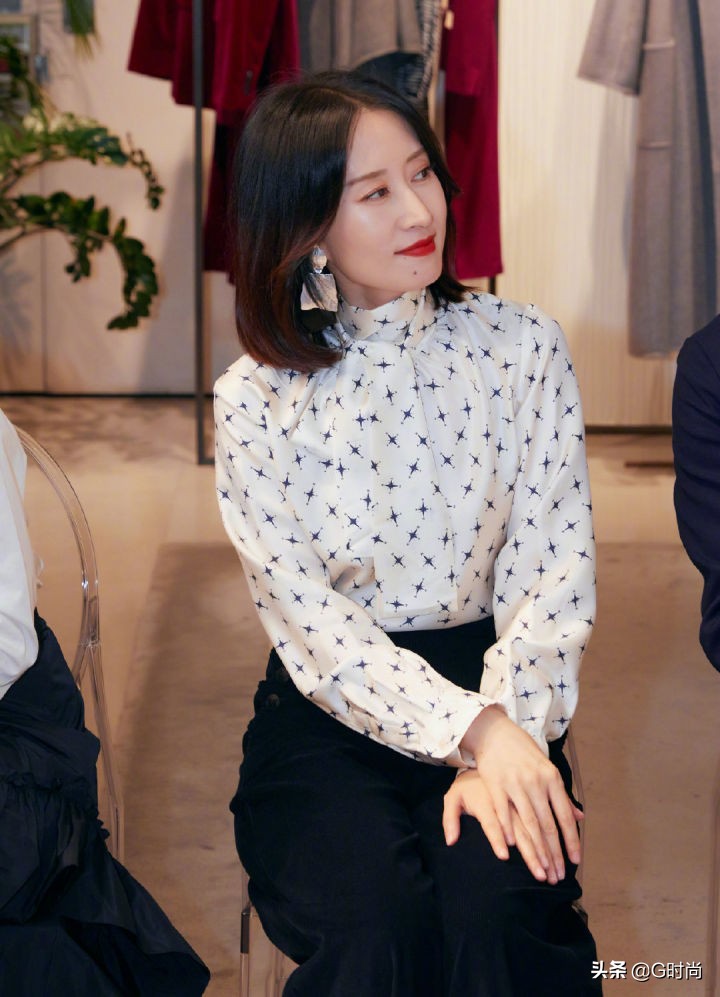 复古风潮来袭这件灯芯绒很火,红色灯芯绒复古风搭配