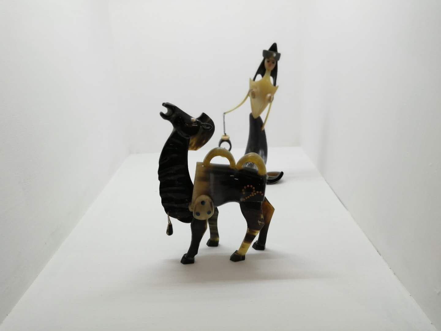 你见过内蒙古牛角雕吗？纯手工雕制，蒙古族生活栩栩如生