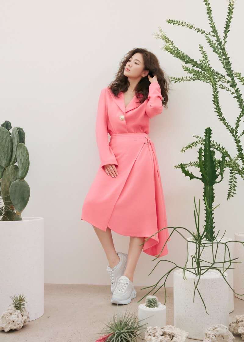 38岁宋慧乔解锁红西装港风造型,宋慧乔浪漫满屋羊毛卷发型