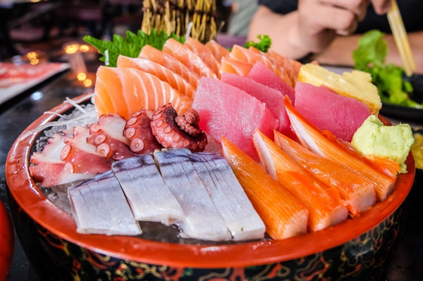 三文鱼到底好不好吃生的能吃吗,三文鱼为什么要生吃不能煮着吃