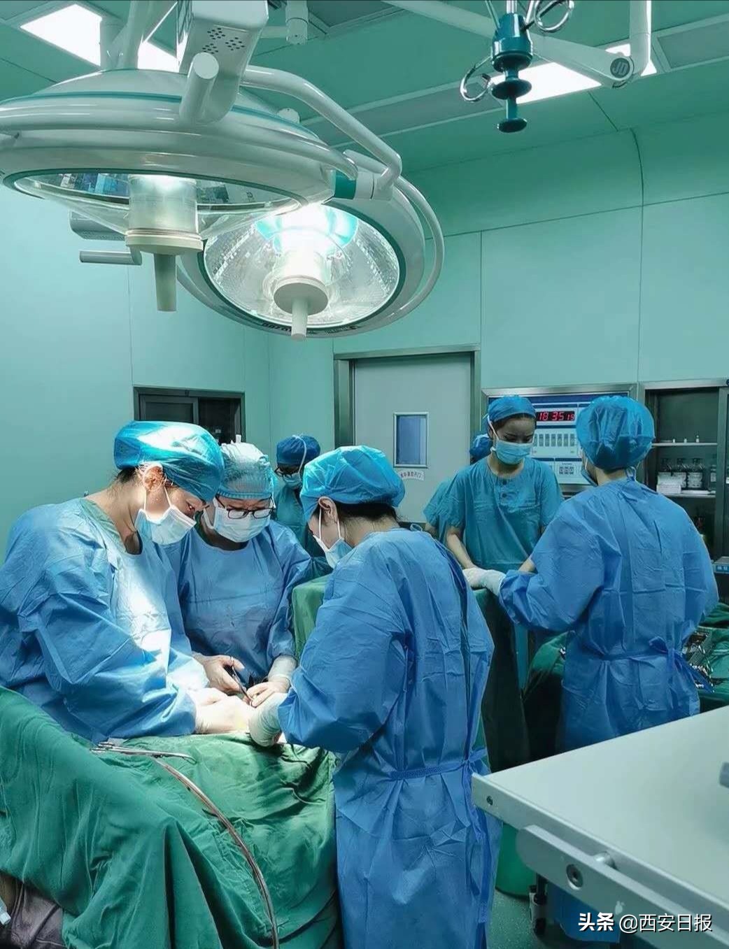 高龄孕妇分娩过程痛苦,孕妈艰难分娩过程