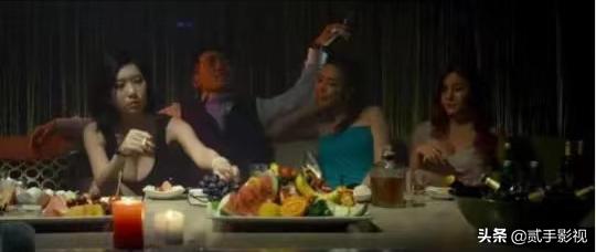 美女屠夫开肉店，生意火爆，警察不要工作，就想进来看一眼老板娘