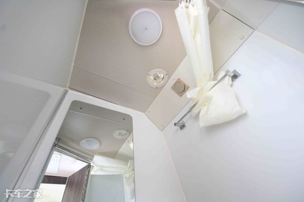 小两口开拖挂房车自驾游视频,成都小两口房车自驾游