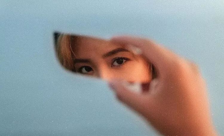 眼睛周围有脂肪粒用什么眼霜好,用雅诗兰黛眼霜长脂肪粒怎么办