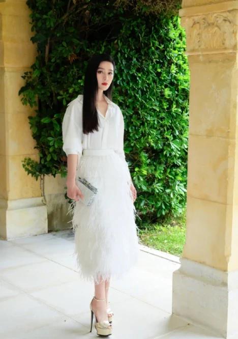 *税偷***税漏**凉透的范冰冰，机场现身短裙可爱，却露出了一个小缺点