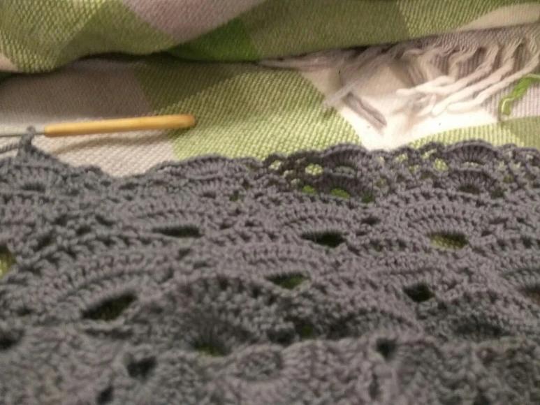 祖母方格三角围巾的各种编织方法,三角围巾镂空钩针花样图案大全