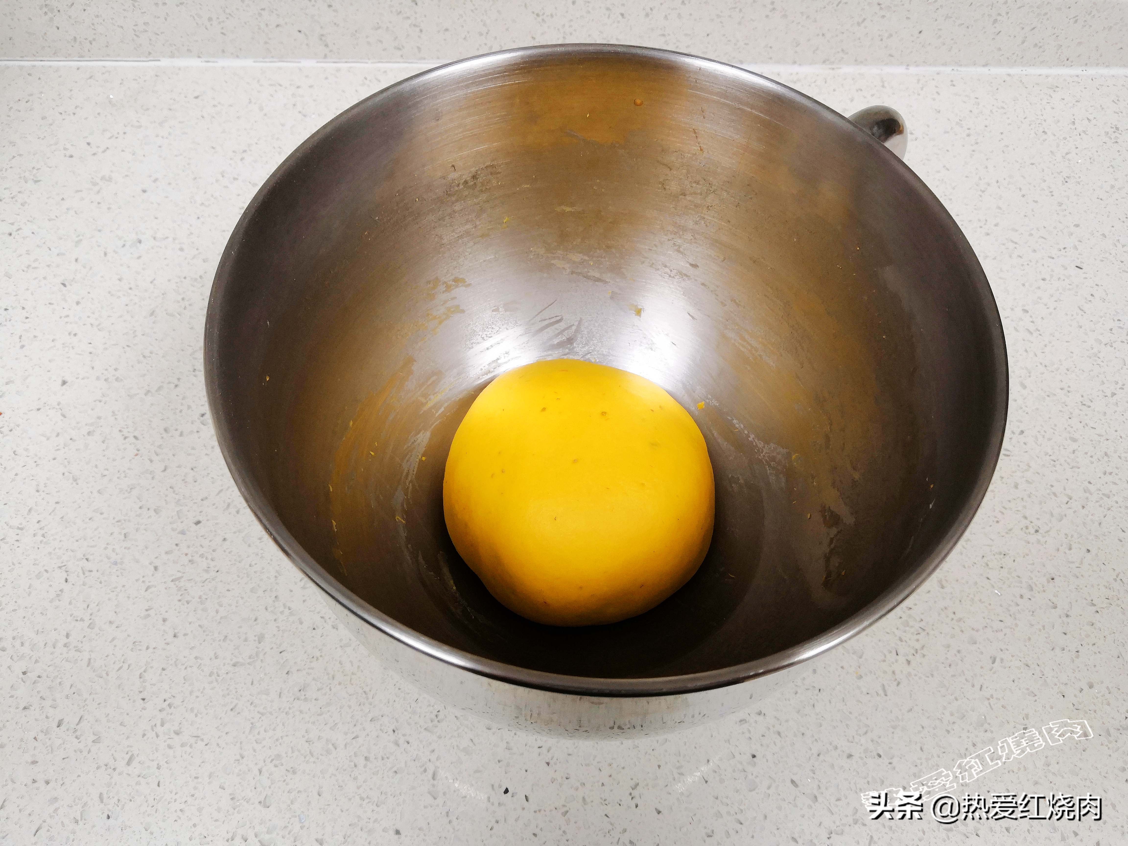 如果你做的面包总是很硬，一定试试这个做法，柔软拉丝还不用烤箱