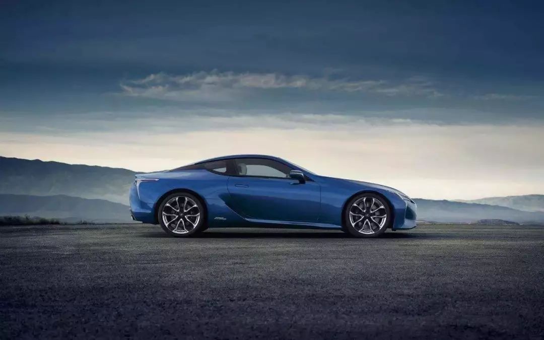 系好安全带生命更有保障,系好安全带让我们一起出发吧