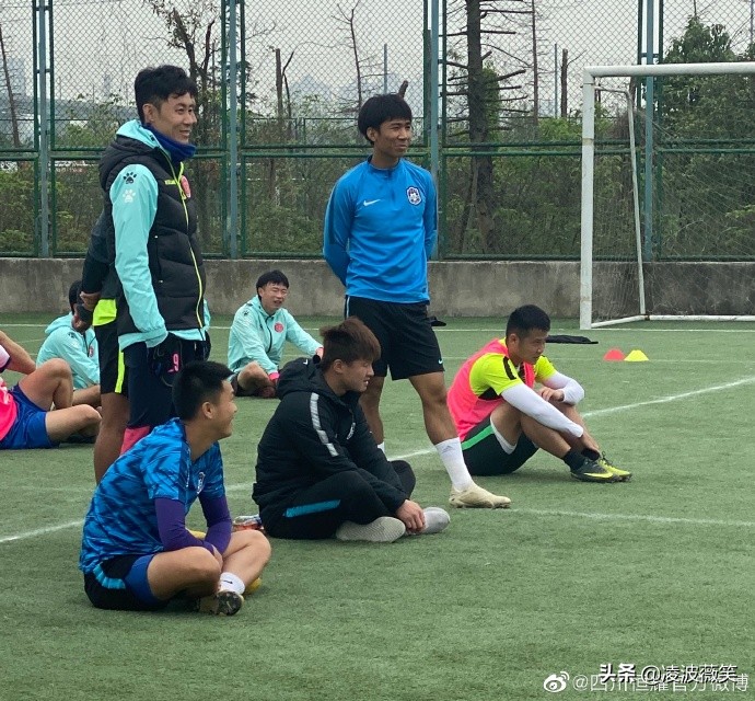 告别训练背心印号码+杂牌军形象，这支中冠新军有了装备赞助商