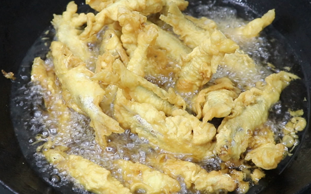 香酥小河鱼的摆摊做法,怎样煎小河鱼又酥又香