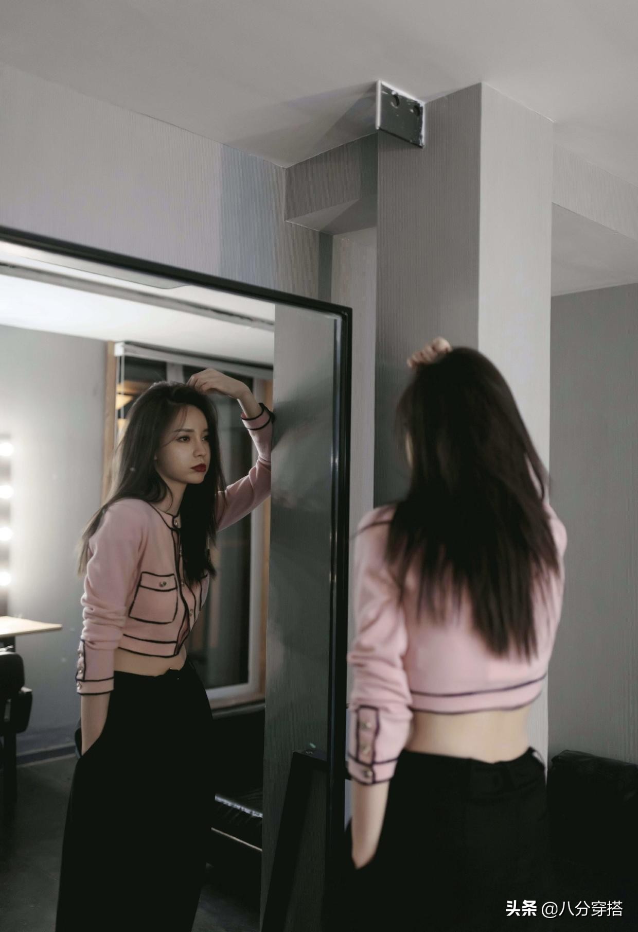 沈梦辰白衬衫黑西服配链条短裙,沈梦辰把粉色西装穿出了时尚感