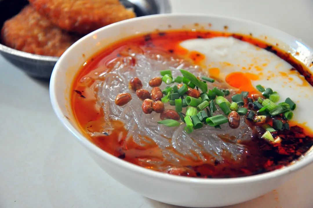 一碗嫩滑鲜香的自贡豆腐脑水粉,还有川北凉粉芽菜包子,至今想念