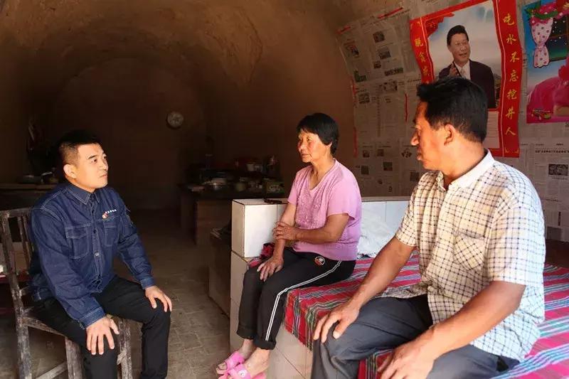 村书记在乡下帮村民处理什么事情,驻村干部下地干活