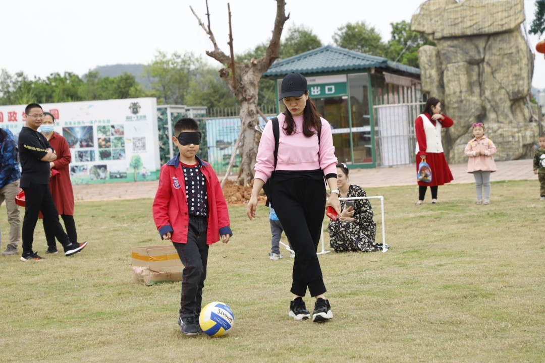 东莞东城莞师附小2022届604班,莞师附小学生踢球