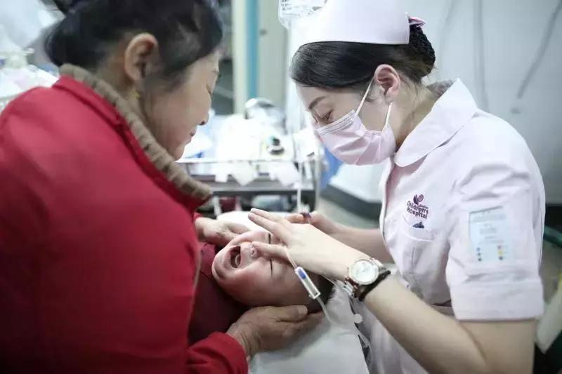 心疼！为何大连市儿童医院里三层外三层？