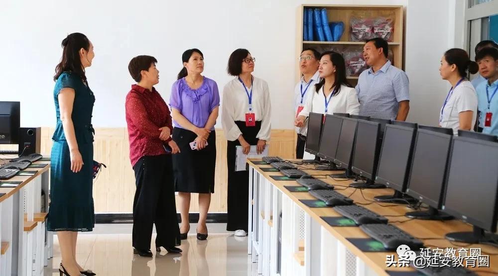 这个新扩建的学校太气派了,前来视察的领导赞不绝口