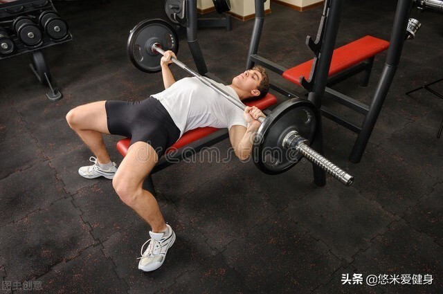 卧推的标准动作，5个细节完善动作质量，有效提升上肢肌肉力量