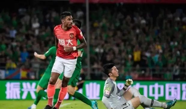 恒大球迷赛后扔水瓶,恒大国安球迷被扔水瓶