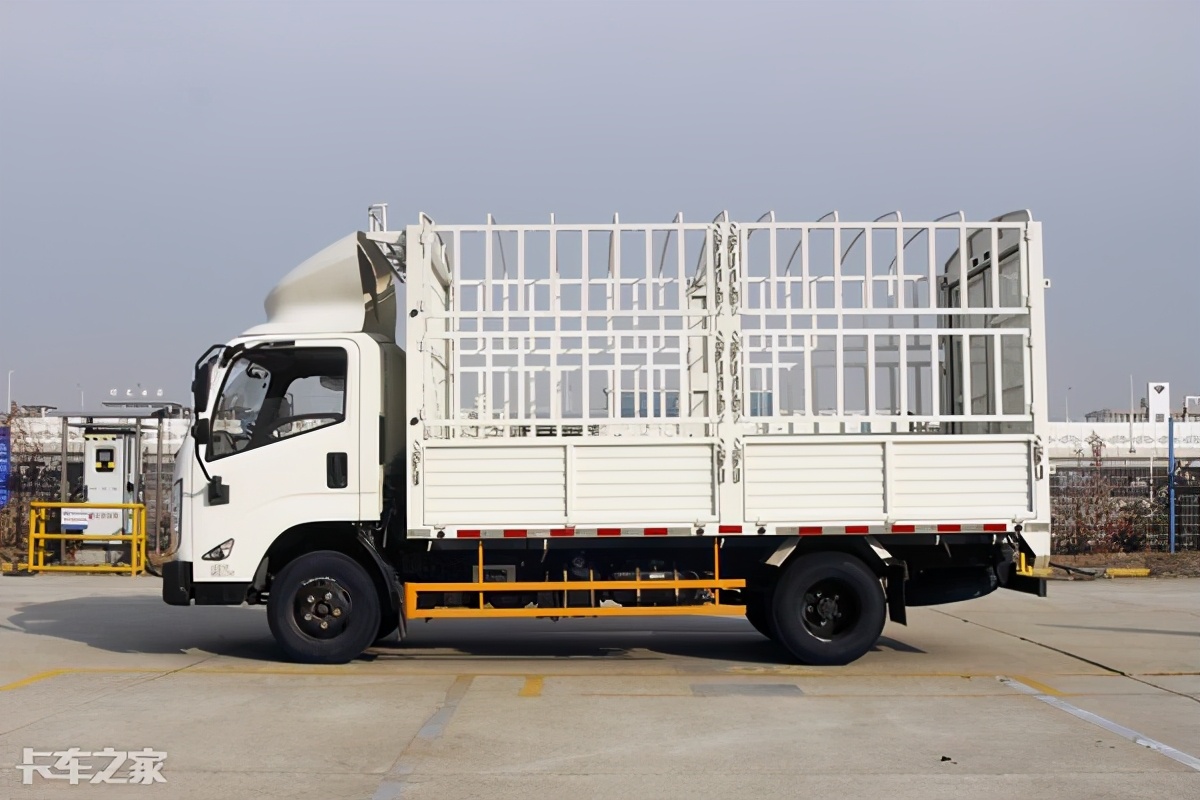 搭载腾豹3.0发动机，后视镜可显示四路影像，实拍江铃凯运轻卡