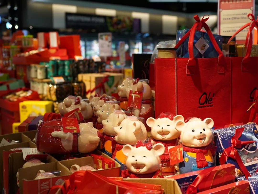 过年去超市囤货,过年没来得及买年货