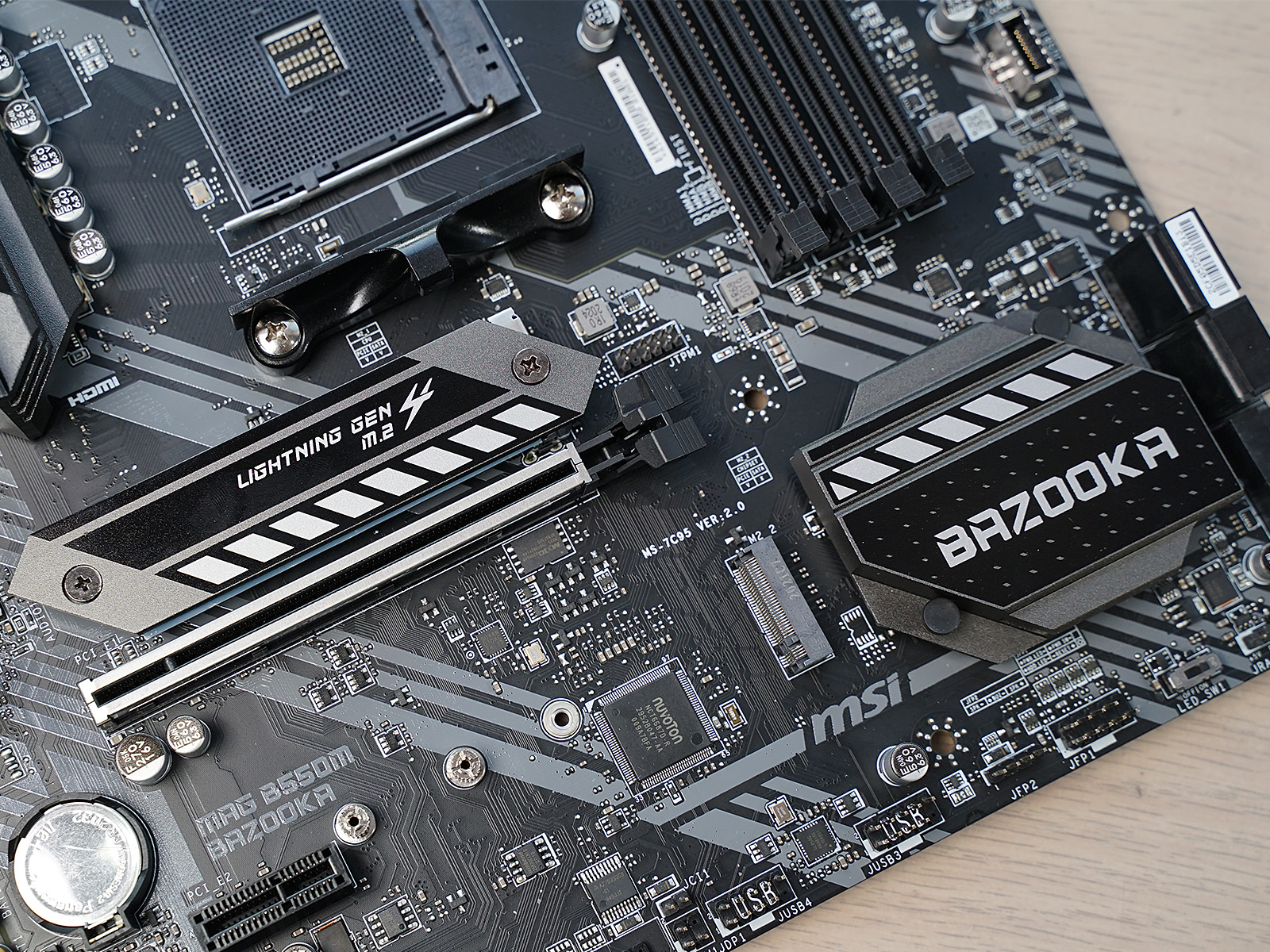 秀桌面：送老婆RGB全家桶PC，钱都花在光效上的感觉真棒