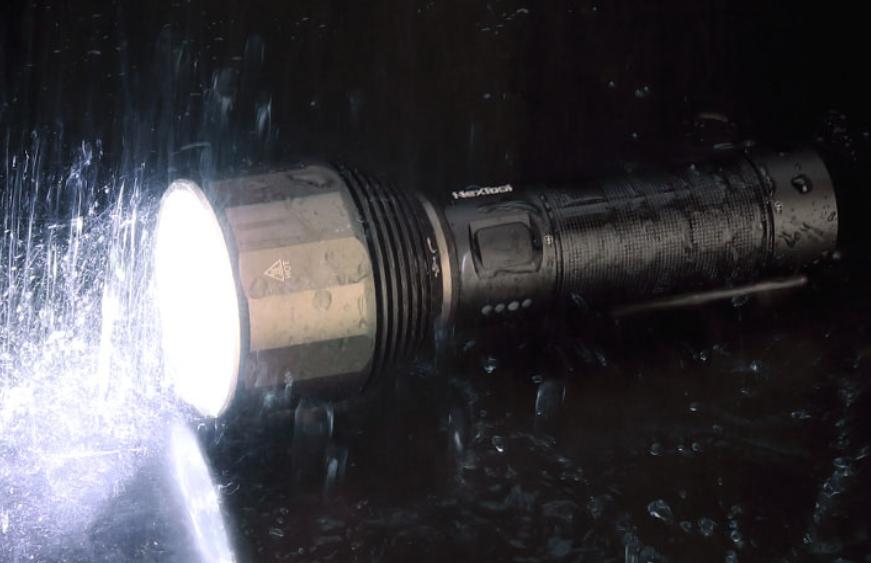 2000流明高亮手电在手,户外横扫黑暗:纳拓户外强光手电筒体验