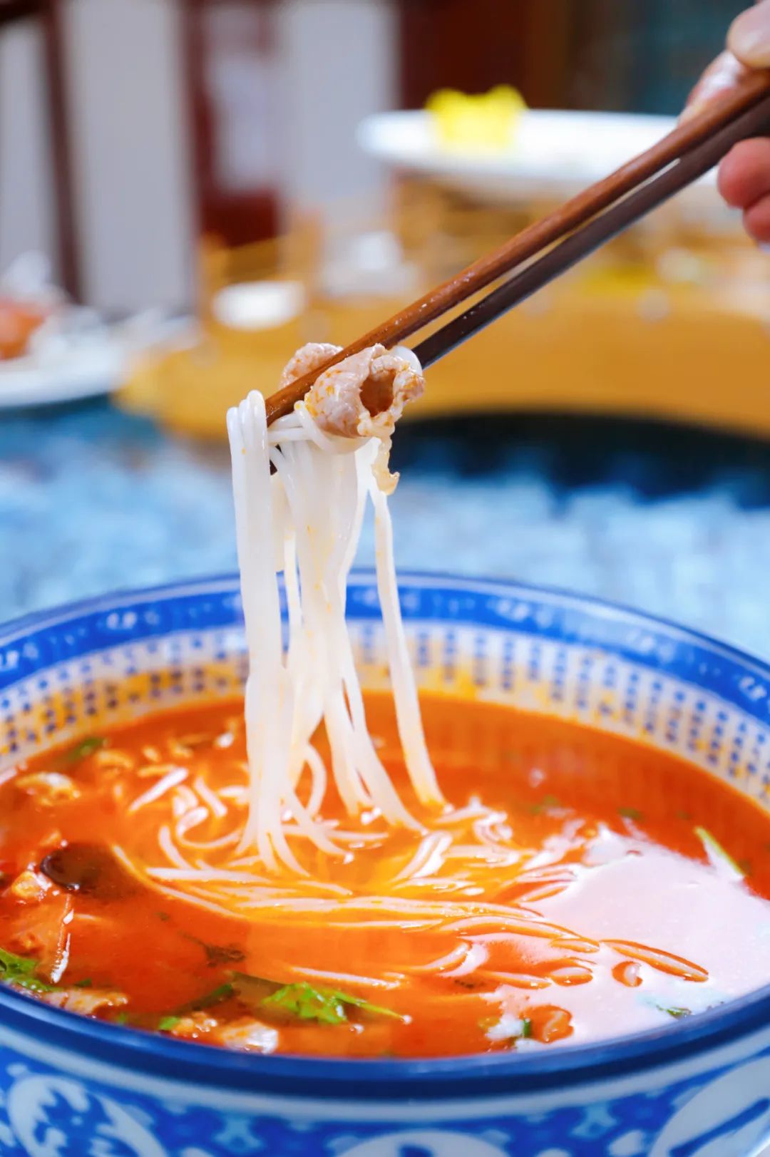 过桥米线汤底的简易做法,过桥米线汤底是什么做的