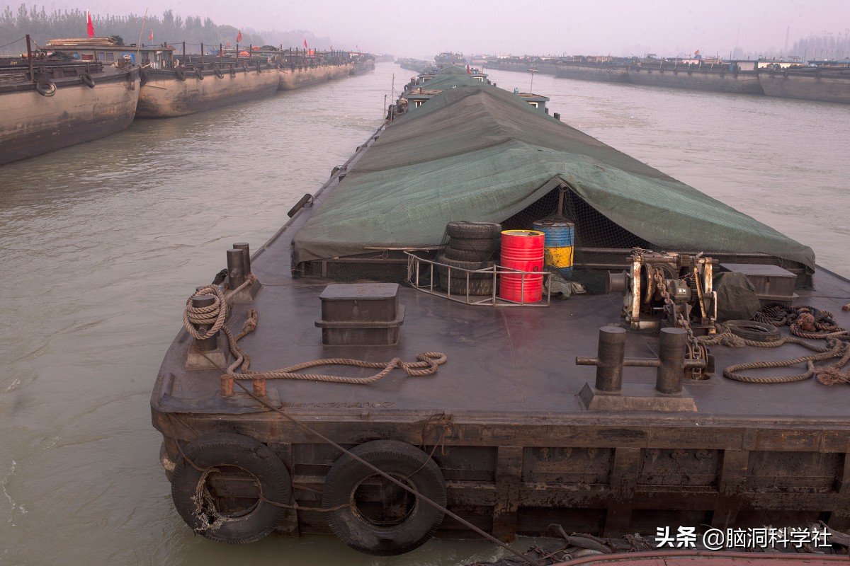 用卡车堵河堤缺口,用卡车堵洪水卡车找到了吗