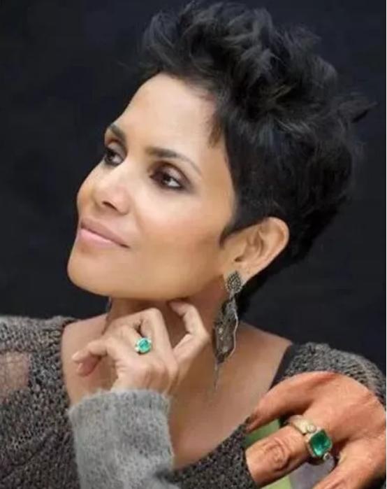 何猷君求婚钻戒有多大,何猷君求婚戒指戴哪个手指不知道