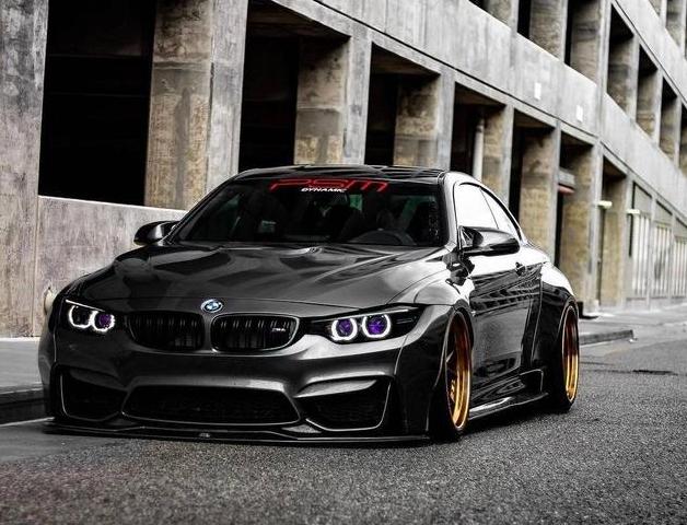 宝马m4黑灰色街拍,街头偶遇新款宝马m4