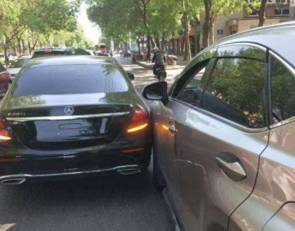 汽车停路边被刮了怎么赔付,车子停着被刮蹭这是有多倒霉