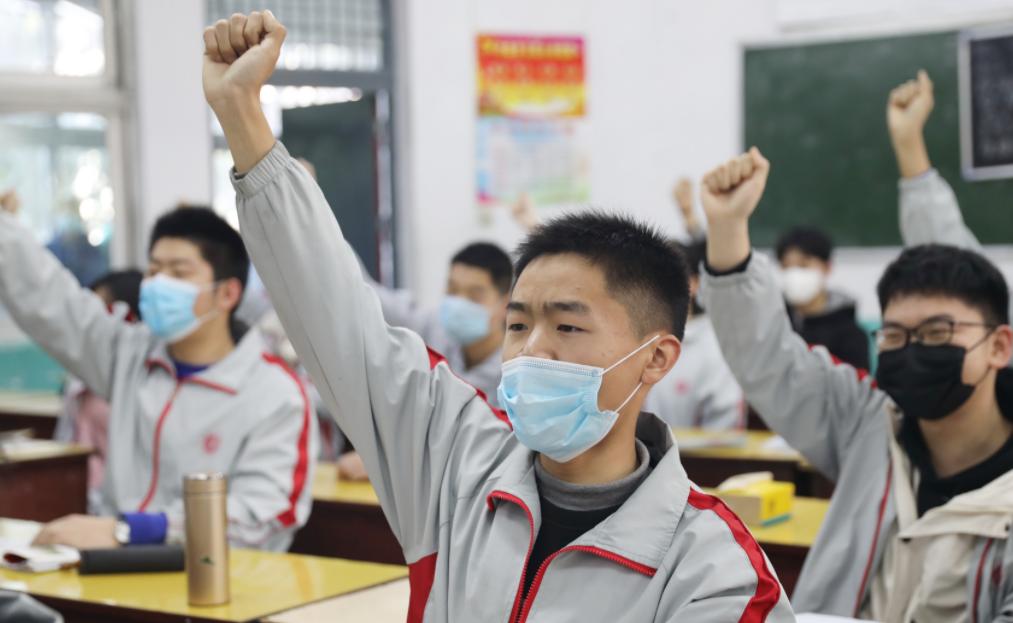 女儿高考450分家长摆40桌酒席庆功,女儿估分579不知道会怎么样