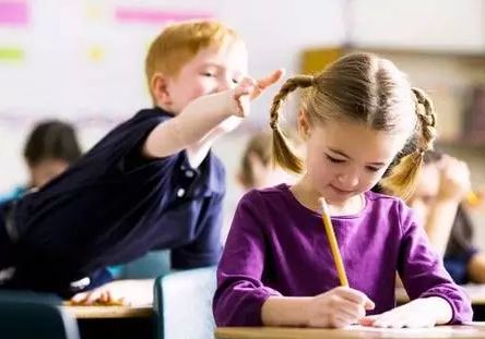 如何处理孩子在学校被欺负的问题,孩子在学校被欺负了孩子怎么做