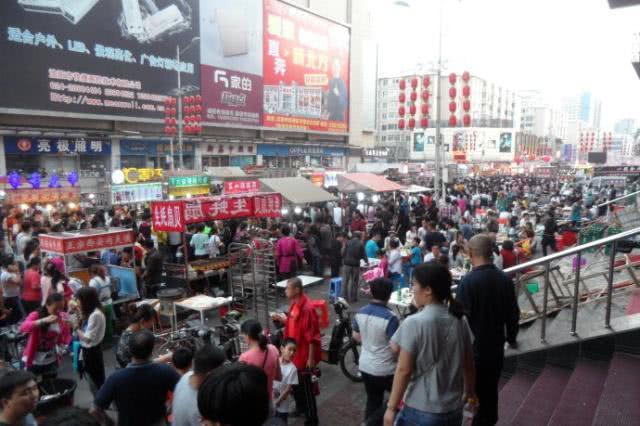 街边卖小吃30元一个日卖200份,12岁小伙夜市摊卖小吃5元一份