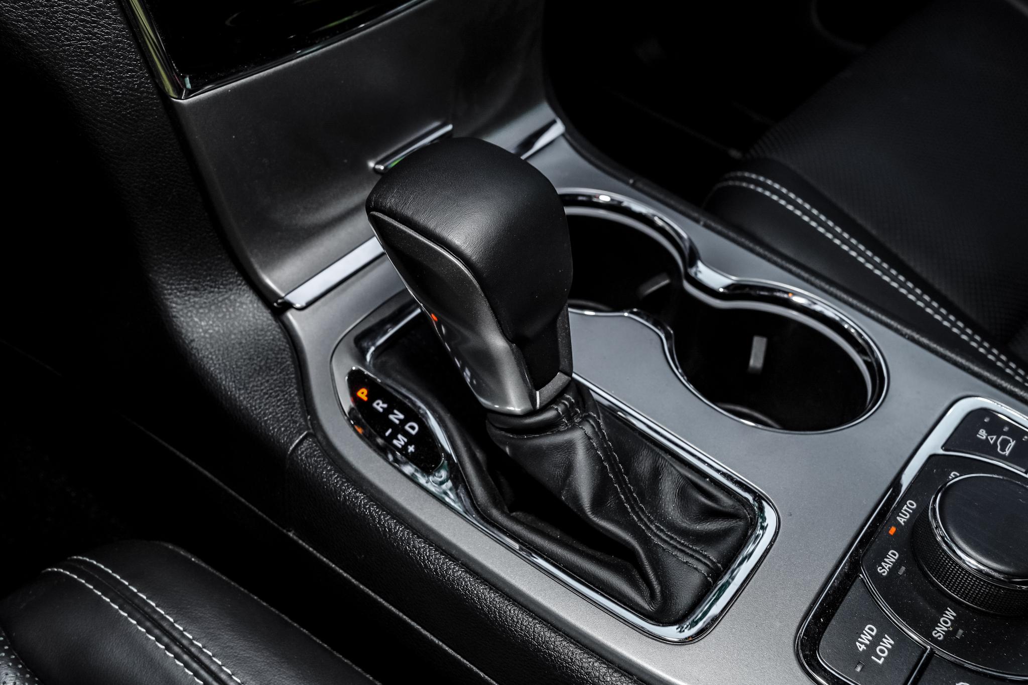 老车jeep大切诺基值得入手吗,jeep大切诺基是四驱吗