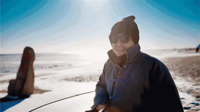 敖鲁古雅原始部落驯鹿喂草,敖鲁古雅驯鹿旅行