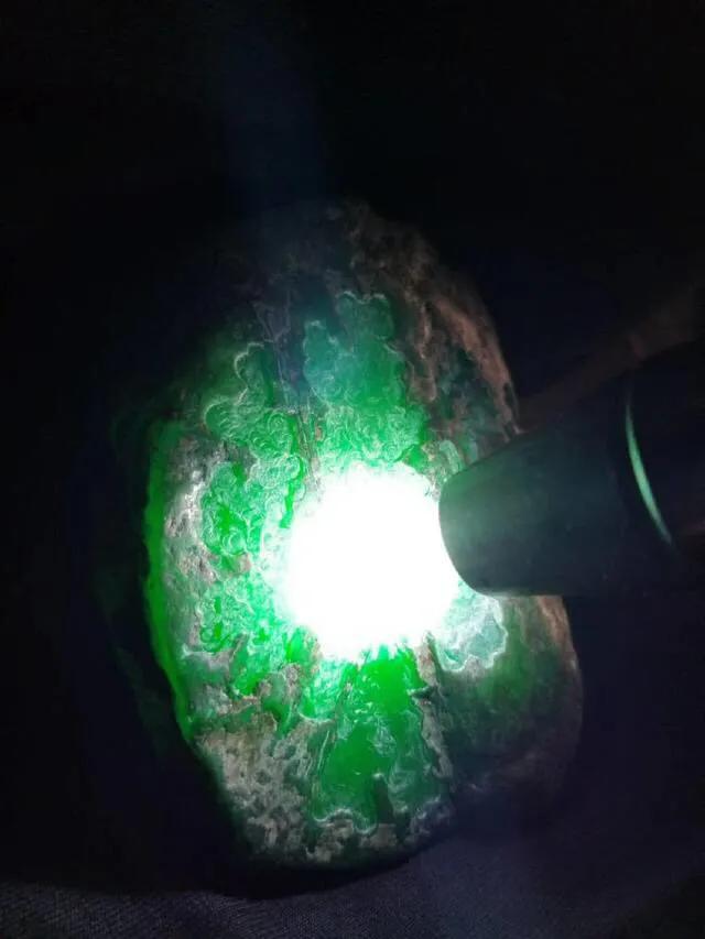 缅甸极品翡翠原石公盘,极品翡翠原石千万级帝王绿