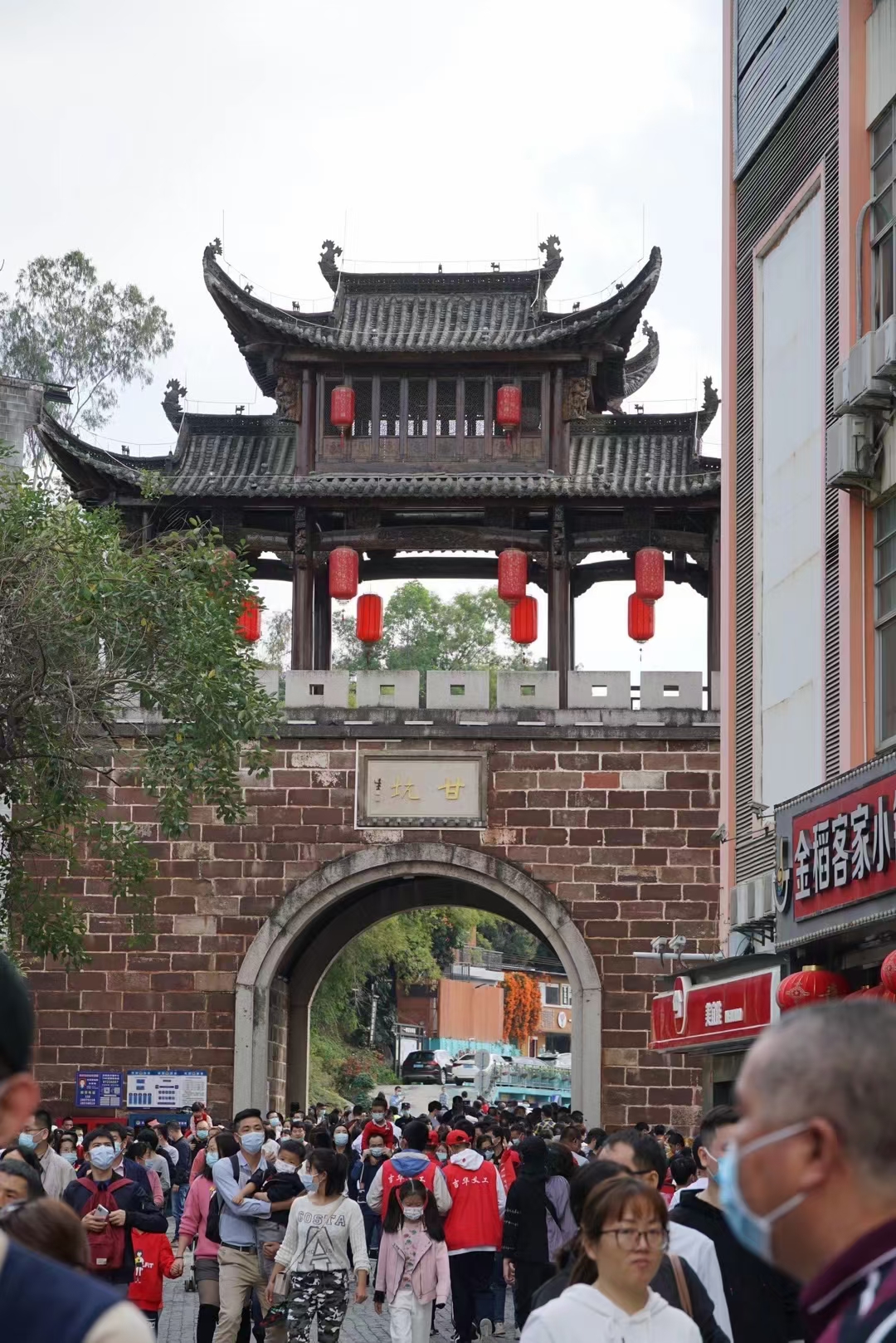 深圳甘坑客家小镇开到几点啊,深圳甘坑客家小镇是属于哪个区