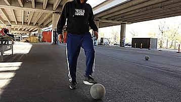 花式足球17个技巧教案,足球赛踢法攻略